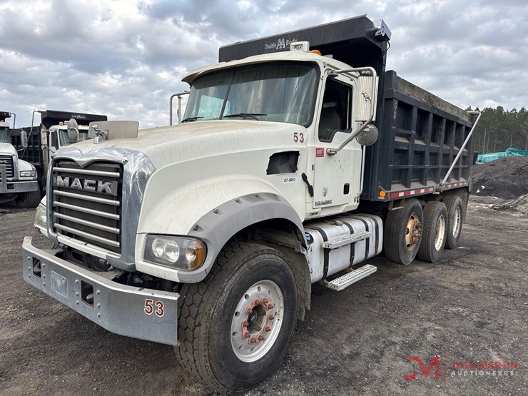 2016-mack-gu713-grantie-tri-axle-dump-truck-image-3