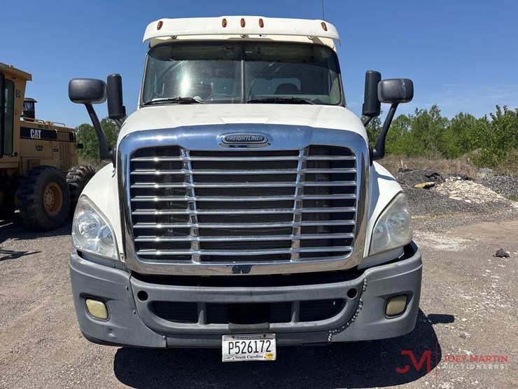 2011-freightliner-cascadia-day-cab-truck-tractor-image-7