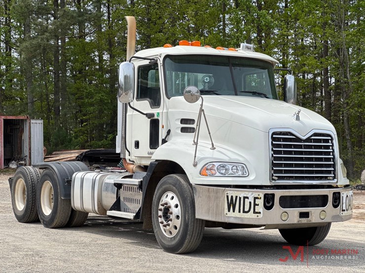 2011-mack-pinnacle-cxu613-image-1