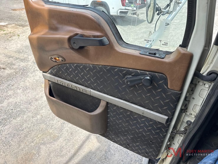 2014-mack-granite-gu713-image-36