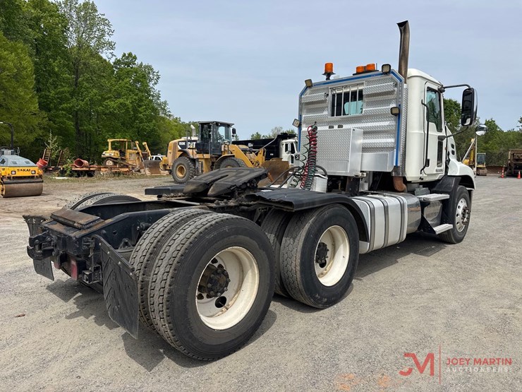 2011-mack-pinnacle-cxu613-image-3