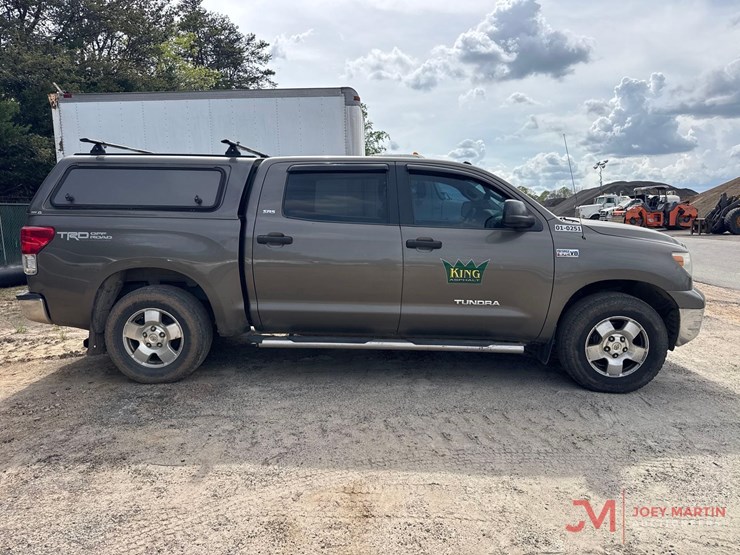 2011-toyota-tundra-sr5-image-2