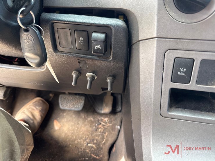 2011-toyota-tundra-sr5-image-43