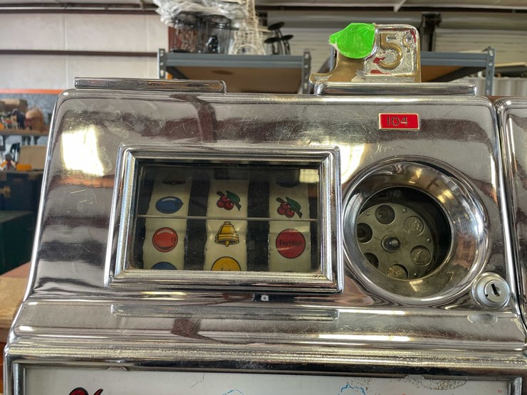 #250-•-nickel-slot-machine-and-table-image-3