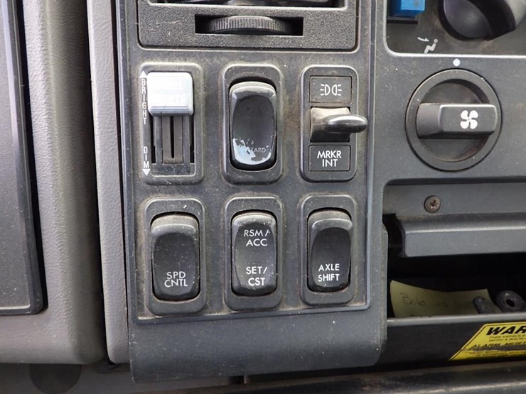 2003-freightliner-fc70-image-46