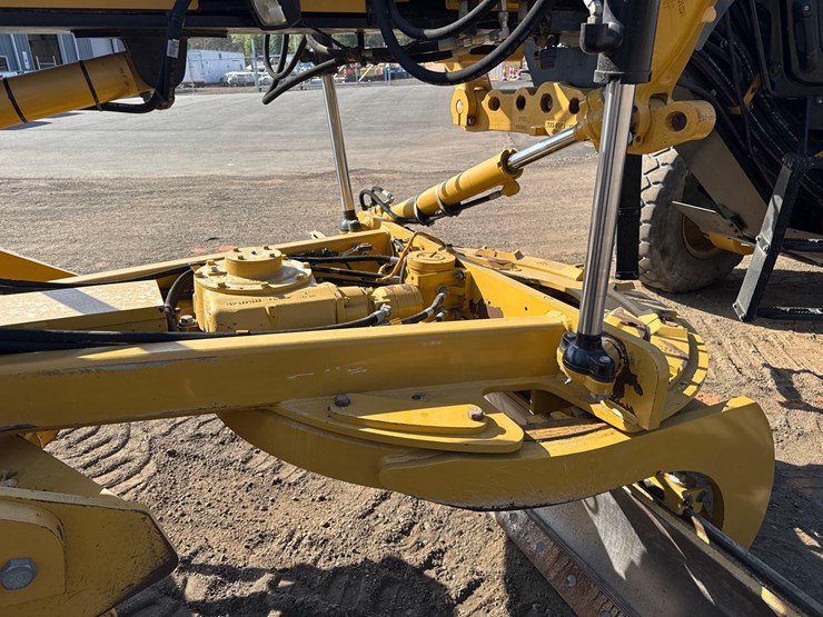 2019-caterpillar-120-image-12