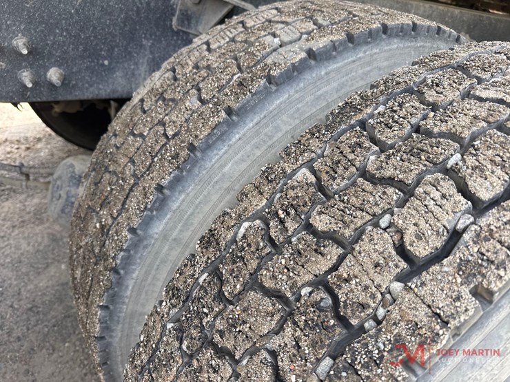 2014-mack-granite-gu713-image-13