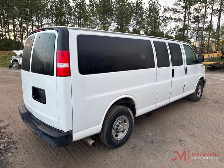 2018-chevrolet-3500-image-2