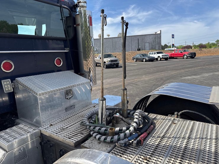 2007-peterbilt-379-image-10
