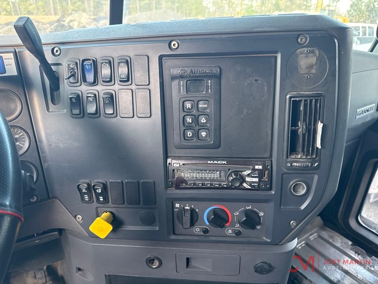 2016-mack-gu713-grantie-tri-axle-dump-truck-image-27