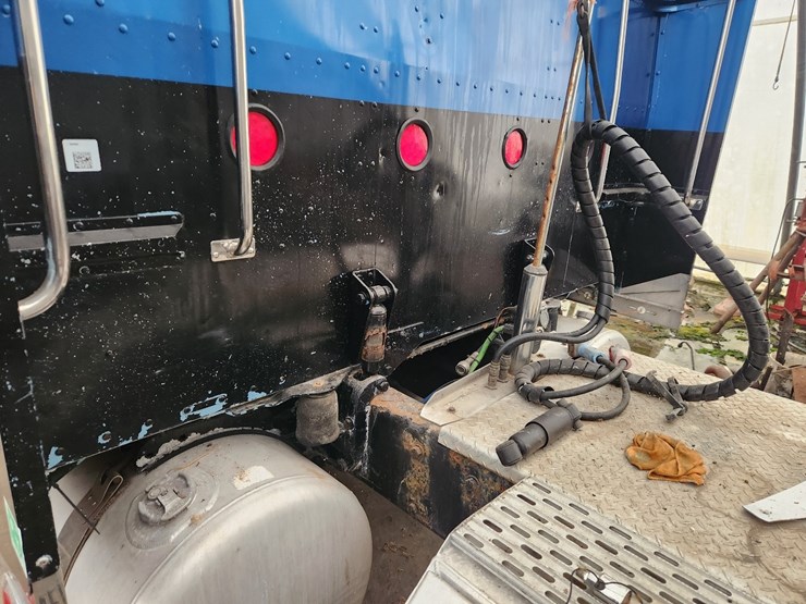 2004-peterbilt-379-image-21