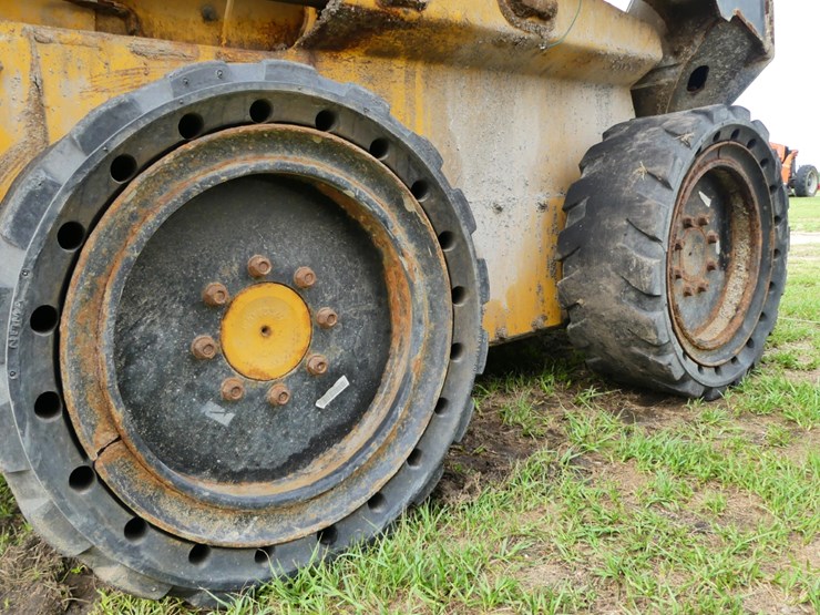deere-332g-image-6