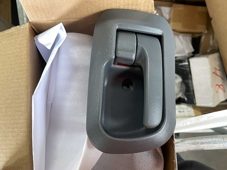 #2543-•-tote-of-car-parts-(g)-image-21