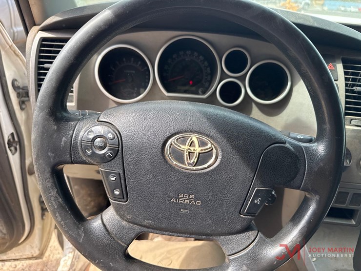 2010-toyota-tundra-sr5-image-31