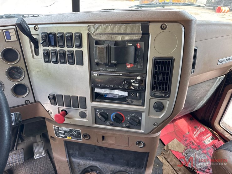 2014-mack-granite-gu713-image-34