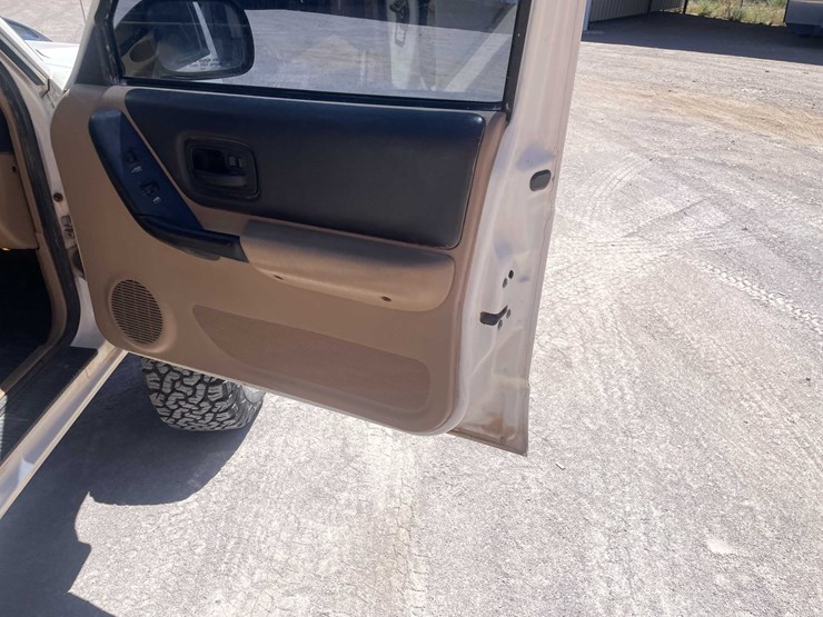 #152-•-2000-jeep-4x4-(has-tx-rebuilt-salvage-title)-image-72