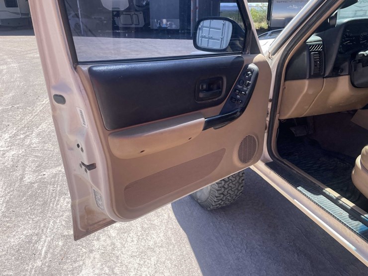#152-•-2000-jeep-4x4-(has-tx-rebuilt-salvage-title)-image-50