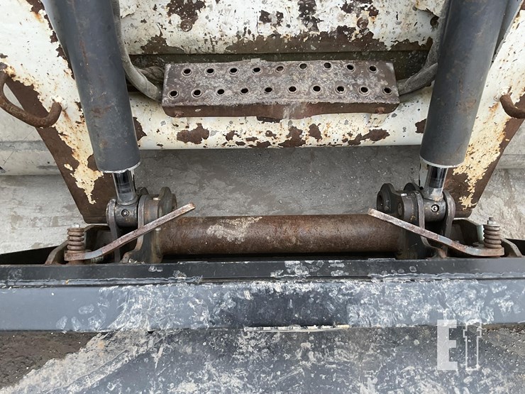 2004-bobcat-t300-image-12