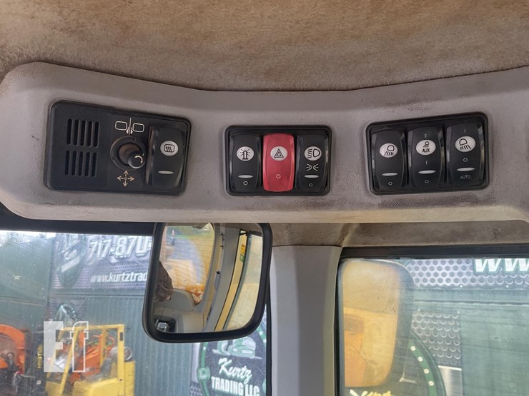 2015-caterpillar-938k-image-13