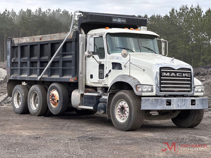 2016-mack-gu713-grantie-tri-axle-dump-truck-image-1