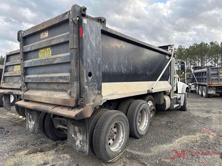 2016-mack-gu713-grantie-tri-axle-dump-truck-image-2