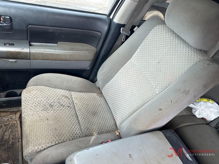 2010-toyota-tundra-sr5-image-26
