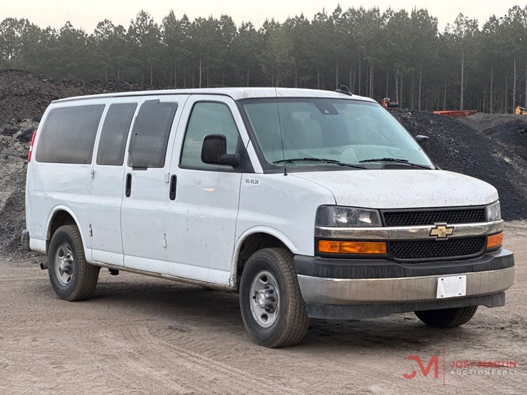 2019-gmc-cargo-van-image-1