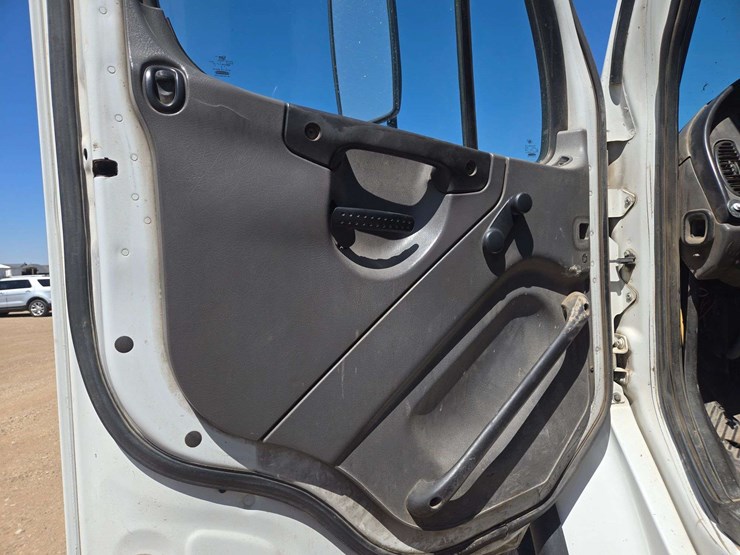 2006-freightliner-m2-106-image-14