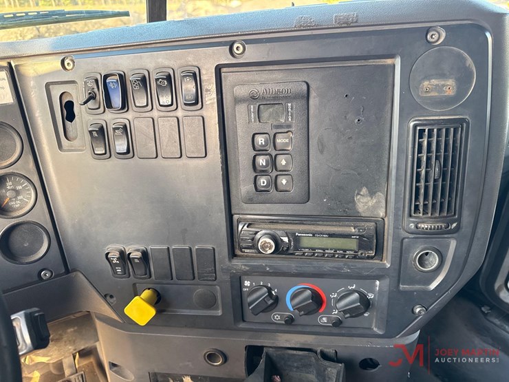 2014-mack-gu713-grantie-tri-axle-dump-truck-image-25