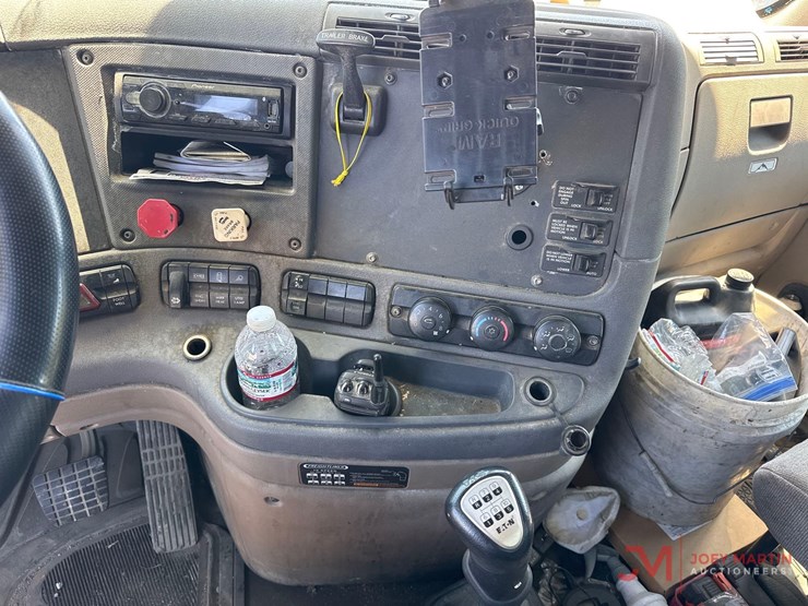 2011-freightliner-cascadia-day-cab-truck-tractor-image-31