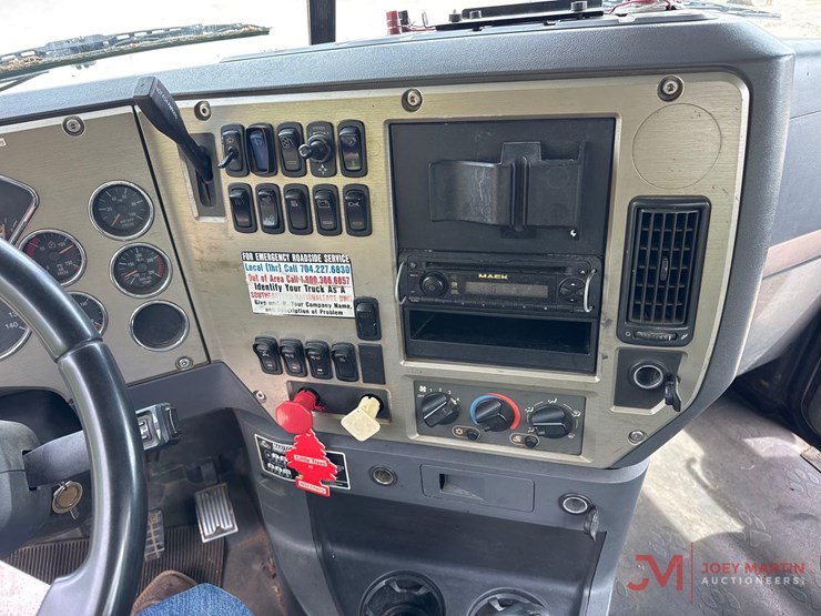 2011-mack-pinnacle-cxu613-image-34