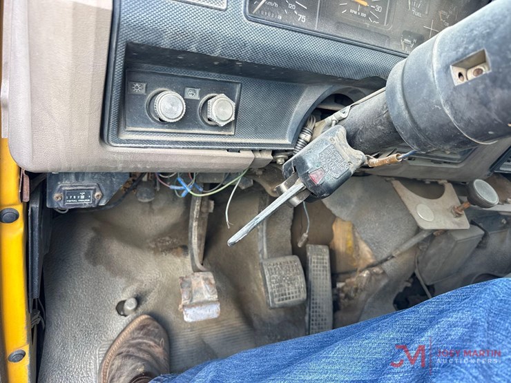 1995-ford-f800-image-29