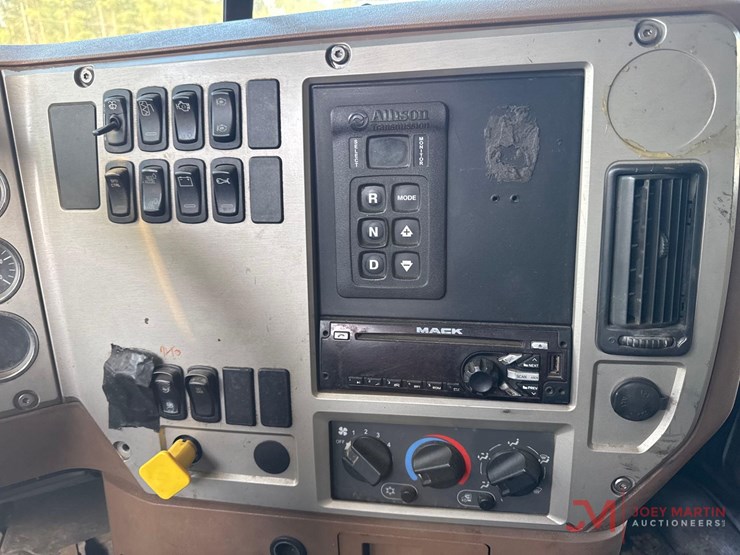 2017-mack-gu713-grantie-tri-axle-dump-truck-image-24