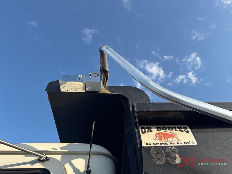 2016-mack-gu713-grantie-tri-axle-dump-truck-image-7