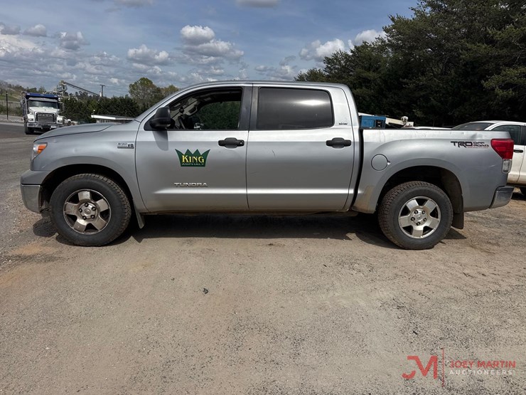 2011-toyota-tundra-sr5-image-5