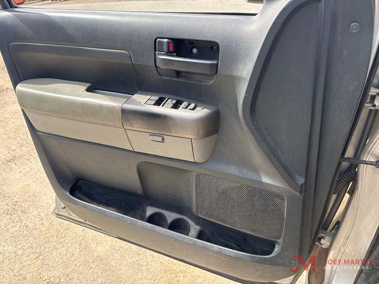 2011-toyota-tundra-sr5-image-38