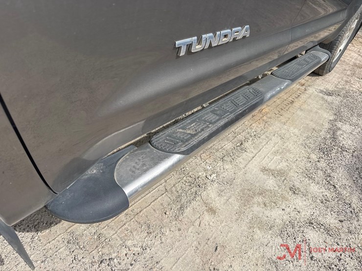 2011-toyota-tundra-sr5-image-13