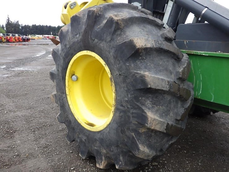 2022-deere-648l-image-30