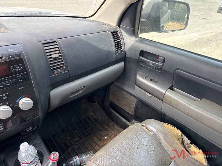 2011-toyota-tundra-sr5-image-33