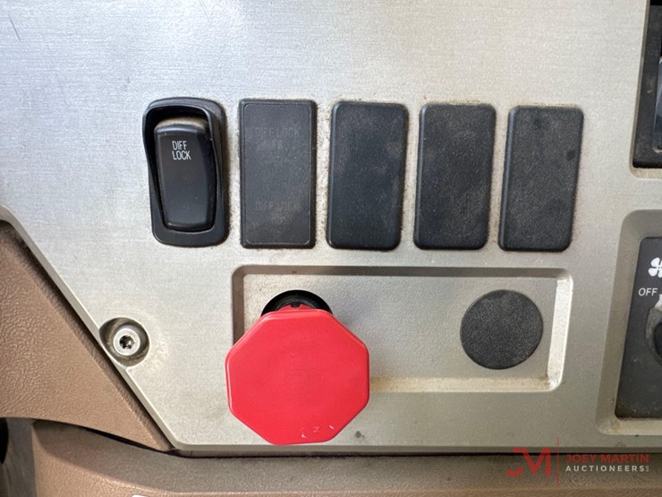 2014-mack-granite-gu713-image-40