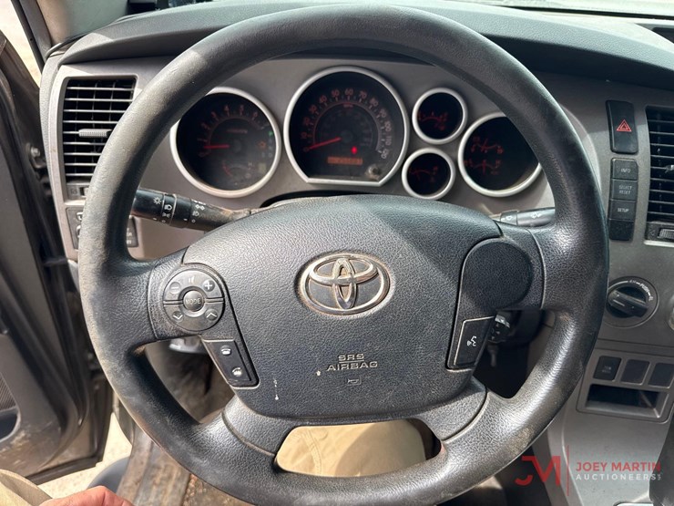 2011-toyota-tundra-sr5-image-40