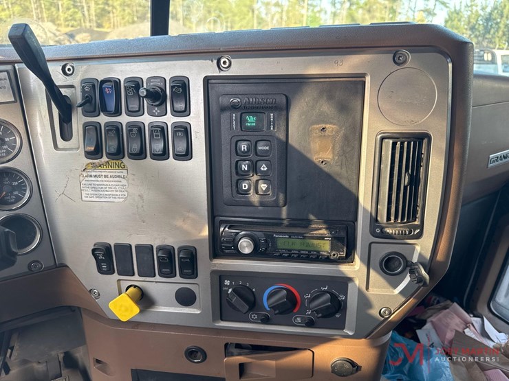 2016-mack-gu713-grantie-tri-axle-dump-truck-image-25