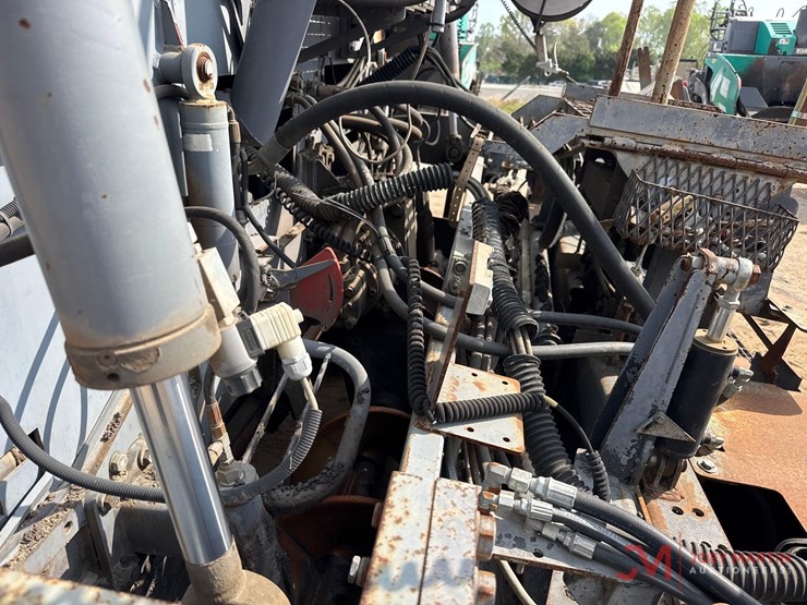vogele-vision-5200-2-tracked-asphalt-paver-image-14