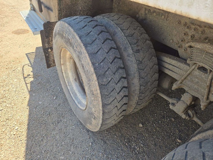 2006-freightliner-m2-106-image-11