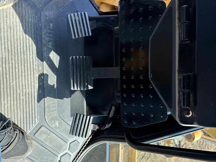 2019-caterpillar-120-image-35