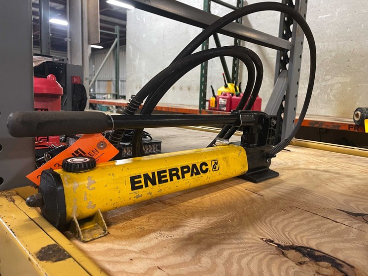 #2513-•-enerpac-10-ton-porta-power-hand-pump-(pr13)-image-1