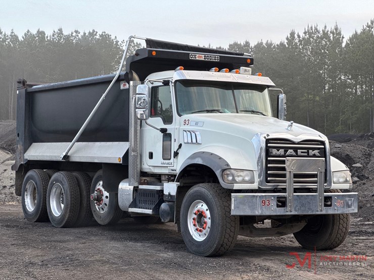 2016-mack-gu713-grantie-tri-axle-dump-truck-image-1