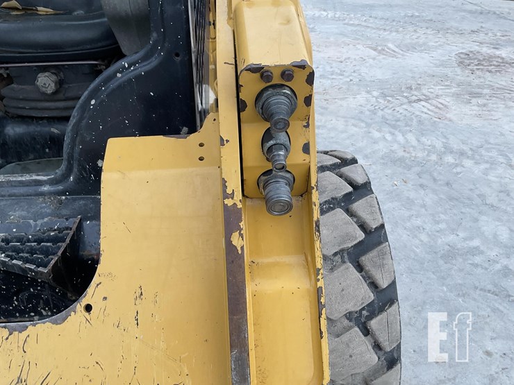 2014-caterpillar-242d-image-11