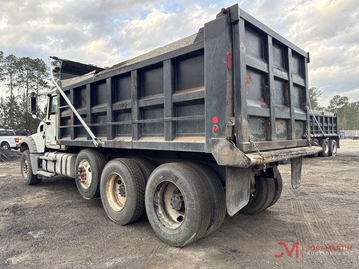 2016-mack-gu713-grantie-tri-axle-dump-truck-image-2