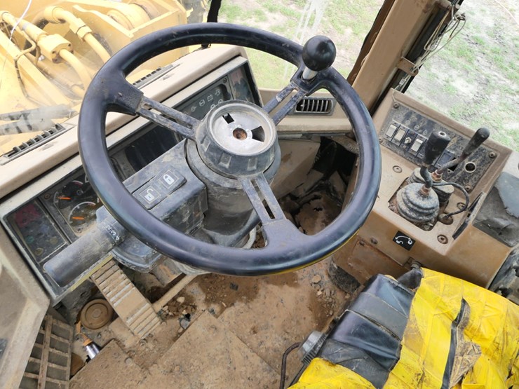 caterpillar-938f-image-16